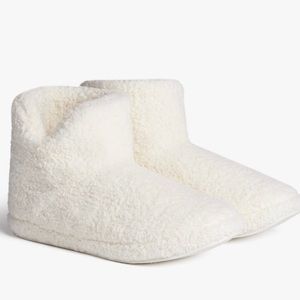 Super soft sherpa Parachute booties size small. Never been worn. New with tags.